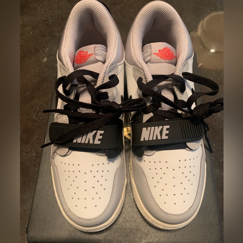 Air Jordan Legacy 312 Low (GS) Sneakers
US 4Y /UK 3.5 /cm 23 /BR 34.5 /EUR 36